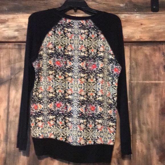 Black top with cute print on bodice - Picture 5 of 7